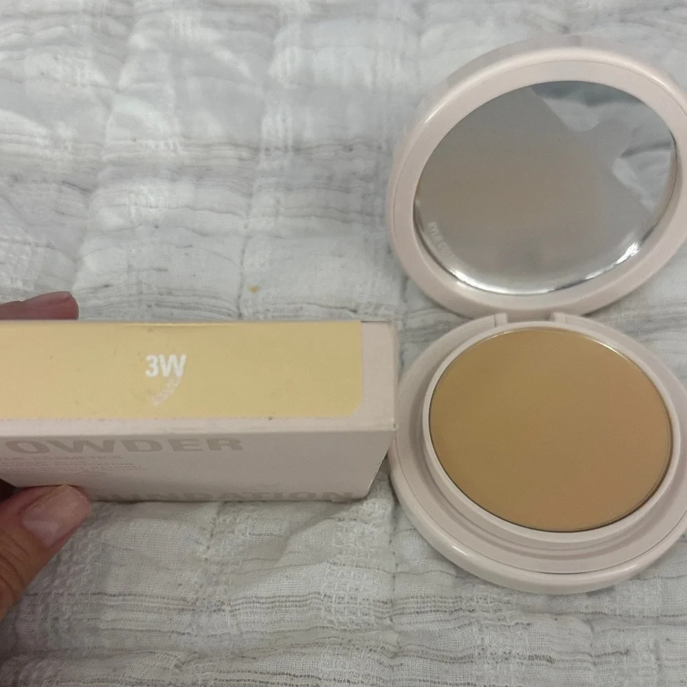 Kylie Cosmetics Natural blur Powder Foundation 3W